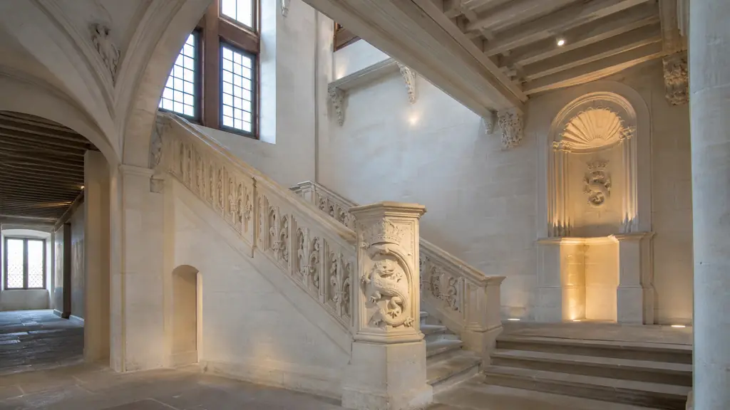 Aile sud restaurée du château de Villers-Cotterêts avec salamandre sculptée, fleurs de lys et escalier Renaissance en pierre