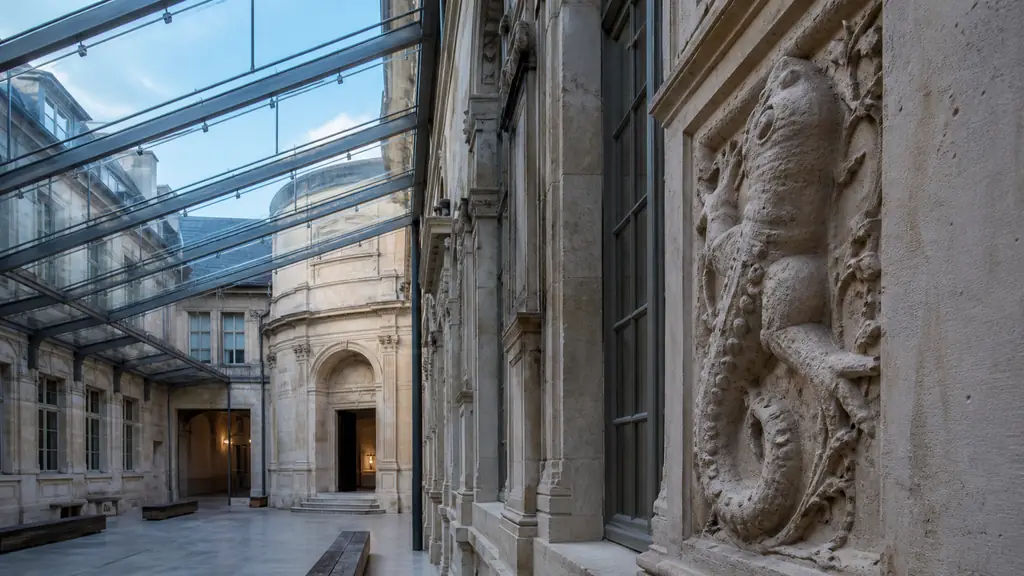 Verrière au-dessus de la cour du Jeu de paume, salamandre Renaissance sculptée et entrée de la chapelle royale